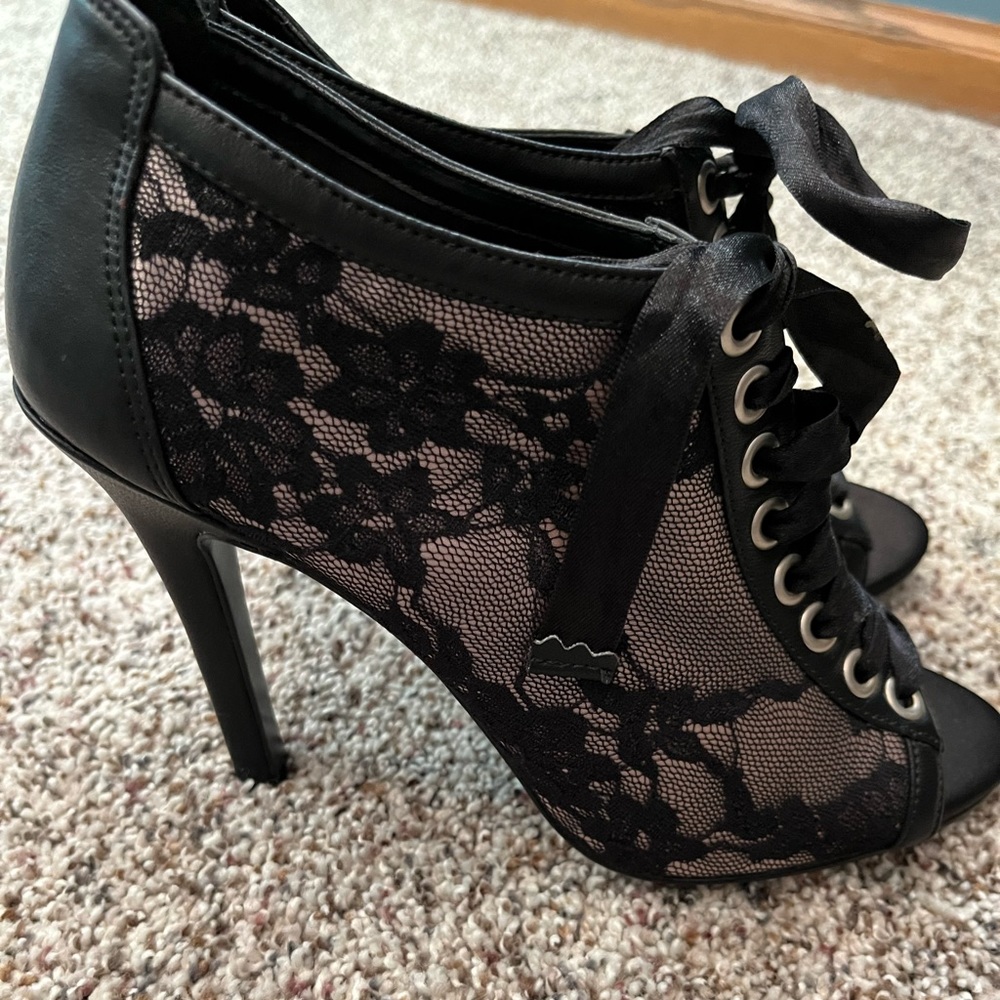 Size 6 Nine & Co Peep toe Heels